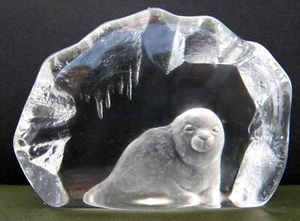 Wonderful Engraved Crystal Paperweight Seal Sculpture by Mats Jonasson - Picture 1 of 12