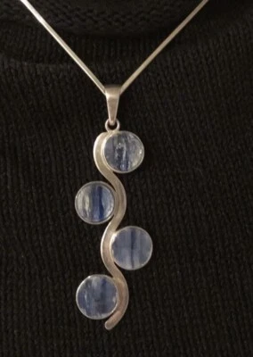 PINGENTE MODERNISTA CHARLES ALBERT PRATA ESTERLINA FINA FEITO À MÃO CIANITA COLARINHO 925 - Imagem 1 de 4