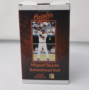 Baltimore Orioles Miguel Tejada 2005 Old Bay Series Wackelkopf im Paket - Bild 1 von 3
