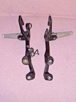 Kawasaki Ninja 400 2019-24 reposapiés trasero pasajero estriberas soporte OEM Foto 1 de 4