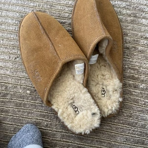 UGG Australia Scuff Pantofole da uomo in pelle di pecora scamosciata taglia US 11 - Foto 1 di 5