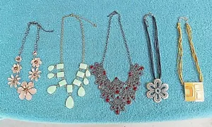 LOT OF 5 UNIQUE BEAUTIFUL SHORT NECKLACE CHAINS - Picture 1 of 12