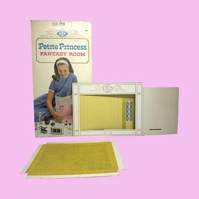 Habitación de fantasía ideal Petite Princess en amarillo con caja mini casa de muñecas vintage Foto 1 de 4