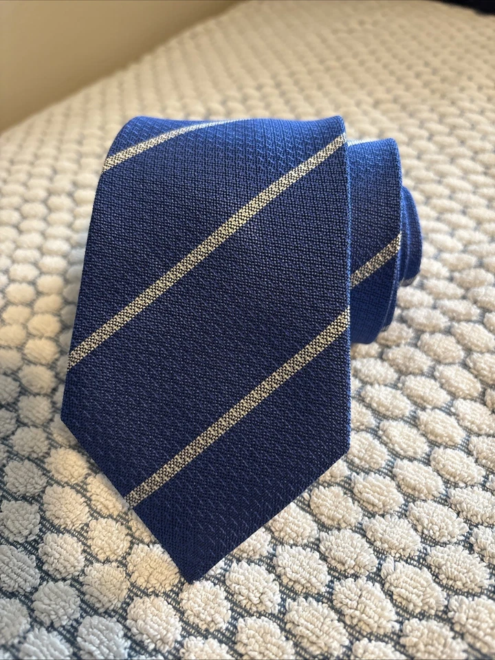 Corbata para hombre Charles Tyrwhitt azul seda blanco/plateado rayas Londres rosa espalda Foto 1 de 4