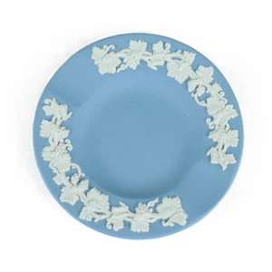 Wedgwood Jasperware 2 Slot Ashtray with Grape Leaf Design 1956 Blue White 3.75" - Picture 1 of 4