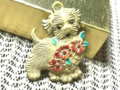 OFF WHITE Ciondolo vintage così carino 2" plastica dura bianco sporco cane shaggy e cesto fiori rossi