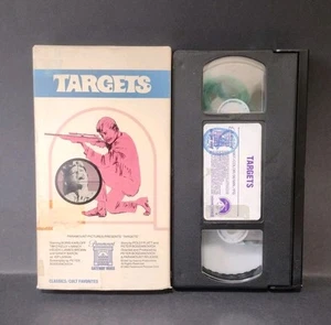 Targets (1967) (EX-RENTAL VHS) Paramount Gateway #6824 (1982) Boris Karloff - Foto 1 di 16