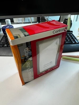 Control4 Wireless Outlet Switch LOZ-5S1-WH - Image 1 of 3