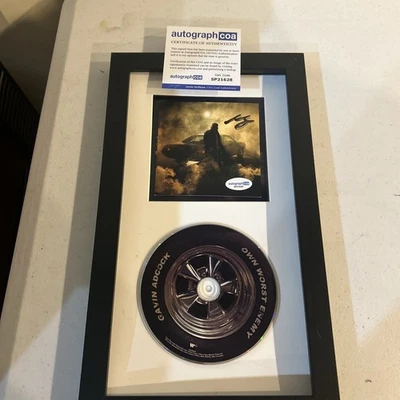 GAVIN ADCOCK AUTÓGRAFO ASSINADO EMOLDURADO CD DISPLAY ACOA PRÓPRIO PIOR PAÍS INIMIGO  - Imagem 1 de 4