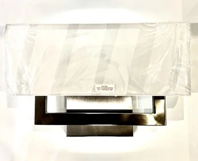 Aplique LED Pottery Barn Dillon con pantalla de tela - Nuevo en caja regular $339 Foto 1 de 4