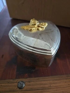 Caja de baratijas plateadas vintage con forro de terciopelo blanco querubín dorado - Imagen 1 de 5