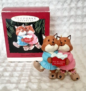 Hallmark 1993 mamá y papá gatos él y ella zapatillas adorno diversión navideña - Imagen 1 de 7