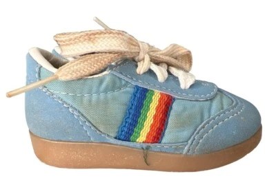 De Colección Zapatos de Bebé Entrenador Tenis Azul Arco Iris Rayas EE. UU. Talla 2 Película Utilería Años 70 80 Foto 1 de 4