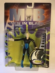 1997 GALOOB "" HERREN IN SCHWARZ, SCHÄDELFIGUR"" UNGEÖFFNETE KARTENFIGUR - Bild 1 von 2