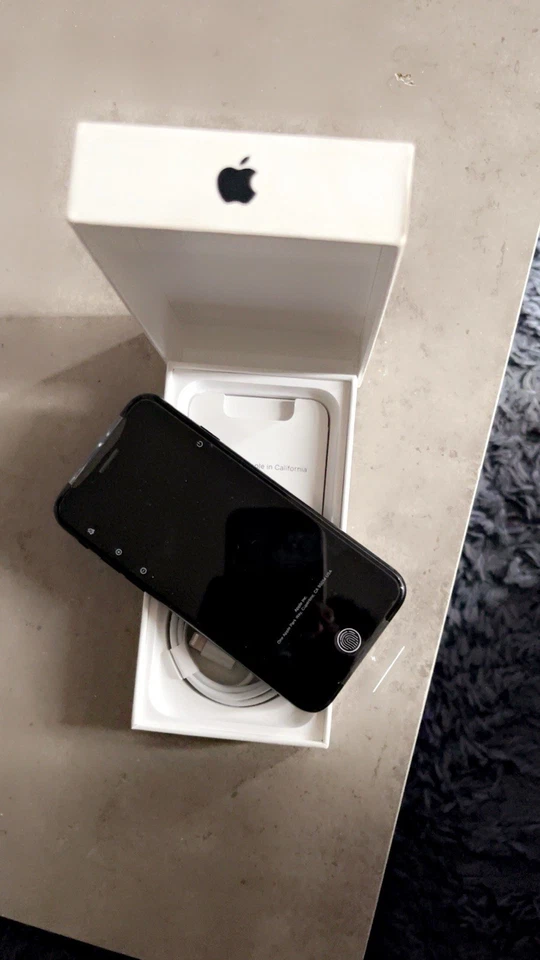 Apple iPhone SE 3ème Gén. - 64 Go - Minuit (Déverrouillé) - Photo 1/1