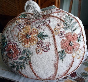 NWT 💥💥LILLIAN Lillian August💥💥 Embellished Pumpkin-Shaped Decorative Pillow - Picture 1 of 4