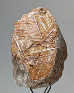 Sehr seltener Sagenit var. Rutil auf der Prismenfläche des Quarzes. - Bild 1 von 6