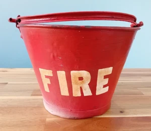 Vintage Feuereimer verzinkt Metall rot lackiert Holz Anzündlager Pflanzkübel - Bild 1 von 14