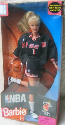 芭比娃娃...NBA...全新带盒...迈阿密热火队......1998 年......正品 NBA 球队制服 — 第 1/4 张图片