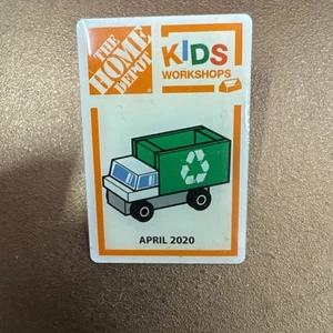 NEU APRIL 2020 Home Depot Kinder Werkstatt Weste oder Mütze Pin Muldenkipper - Bild 1 von 2