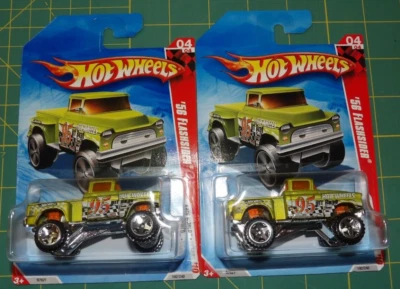 Lote de 2 - Camión Hot Wheels Race World Desert 2010 - Flashsider 4x4 '56 - Dorado Foto 1 de 4
