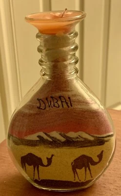 Una obra maestra de arte de botella de arena hecha a mano con vela Dubai Camels Foto 1 de 4