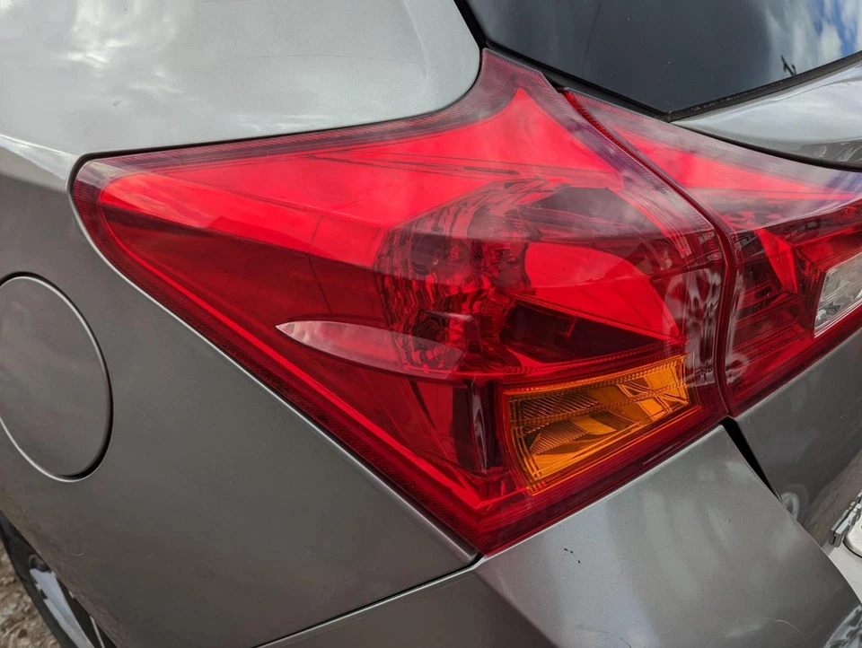 TOYOTA AURIS - Luz trasera pasajero 12-15 - Imagen 1 de 1