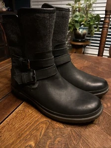 Ugg Simmens Boot Black Leather Sherpa Wool Winter Snow Mid 1005269 Size 6 - Picture 1 of 7