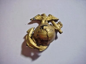 Segunda Guerra Mundial U.S.M.C. PIN INSIGNIA SOMBRERO DORADO DORADO Cuerpo de Marines - Imagen 1 de 2