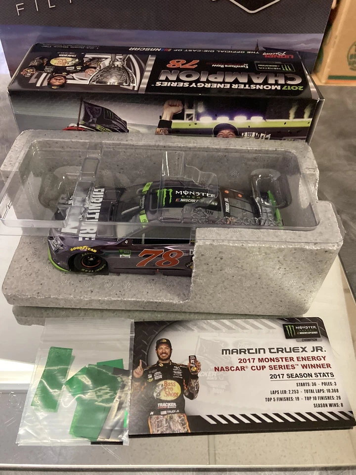 RARO! Martin Truex 2017 muebles fila campeón color cromo Toyota Camry 1/156 Foto 1 de 4