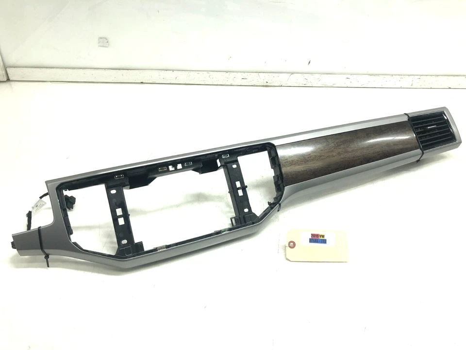 Moldura de moldura de painel dianteiro para passageiro direito Volkswagen Atlas 2018-2019 com ventilação OEM - Imagem 1 de 4