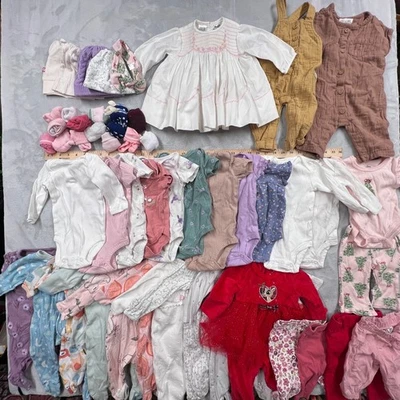 Lotto vestiti bambina 3 mesi 40+ pezzi pigiama body pantaloni cappelli confezione - Immagine 1 di 4
