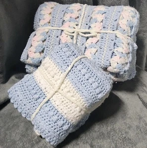2 Afghanen Handarbeit gehäkelt Strick pastell blau weiß neutral Babydecke Kinderbett - Bild 1 von 10