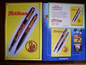 WERBESCHILD HACHETTE PELIKAN STIFTE MIT BAND UND POSTKARTE - Bild 1 von 1