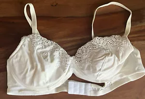 Vintage Bra Italian Lingerie Intimissimi White Eyelet U/W Push Up Padded 32 B - Picture 1 of 3