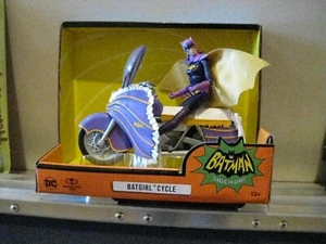 McFarlane Batgirl Fahrrad, mit Mattel 66 Barbara Gordon Batgirl Comic Con Ex. - Bild 1 von 1