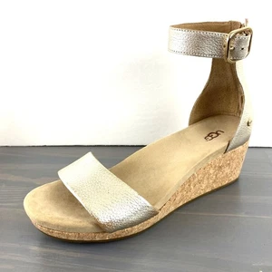 UGG Zoe II Damen-Keilsandalen Knöchelriemen Kork Größe 9,5 Metallic-Leder - Bild 1 von 11