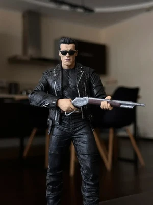 Damaged T-800 figure with gun and sawed-off shotgun (Terminator Saga) - Image 1 of 3