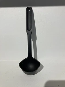 The Pampered Chef Schöpfkelle Schwarz Nylon Koch Servierkelle Hitzebeständig 428° - Bild 1 von 3