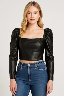 Top para mujer Alice & Olivia 4 negro imitación cuero suave recortado con volantes cuello cuadrado Foto 1 de 4