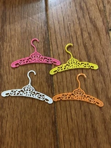 Perchas de filigrana vintage Barbie MOD Francie 4 perchas - Imagen 1 de 1