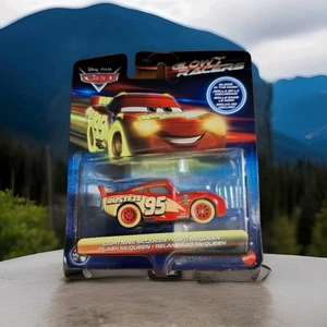 DISNEY PIXAR... LIGHTNING MCQUEEN.. GLOW RACERS.. HP677 - Imagen 1 de 4