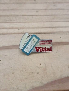 Pin's Pins Pin Enamel 20 Produit De Beauté Laboratoire COSMÉTIQUE  "VITTEL"  - Picture 1 of 1