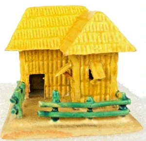 Casa isla cerámica miniatura amarilla aspecto paja con valla ferroviaria hecha a mano y pintada - Imagen 1 de 7