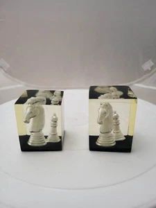 2 Schachspiel Acryl Lucit Block Briefbeschwerer/Figur Pferd Hongkong - LESEN - Bild 1 von 6