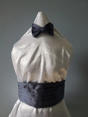 Pajarita de seda azul de diseñador y faja de seda azul a juego Foto 1 de 4