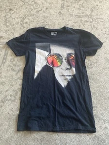 Camiseta Elton John Farewell Photo Portrait 2019 North America Tour PEQUEÑA Negra - Imagen 1 de 12