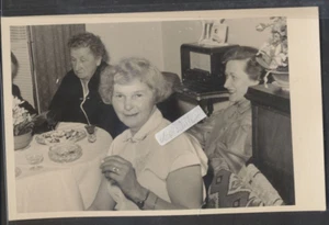 Radio , Familie Feier , Rauchen   alte Fotokarte 14cmx9cm - Bild 1 von 2