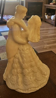 Estatuilla de recuerdo de porcelana para adorno de pastel de boda primer baile de novia y novio Foto 1 de 3