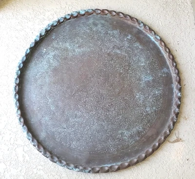 Bandeja para servir persa de cobre antigua de 36 pulgadas repoussé y persecución Foto 1 de 4